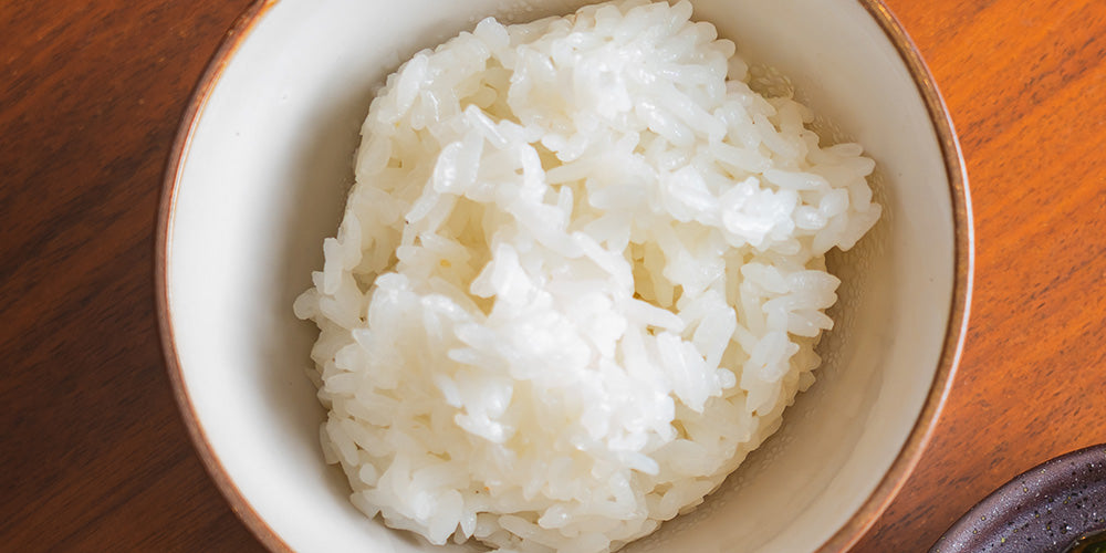 ① 炊きたてご飯にたっぷりのせて「ヤンニョムケジャン丼」